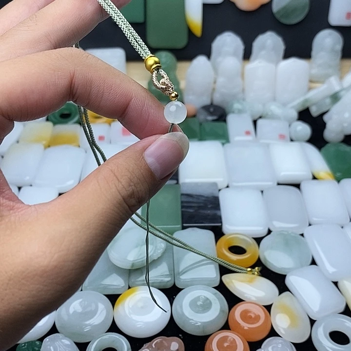 石英质玉未镶嵌颈饰阿***康