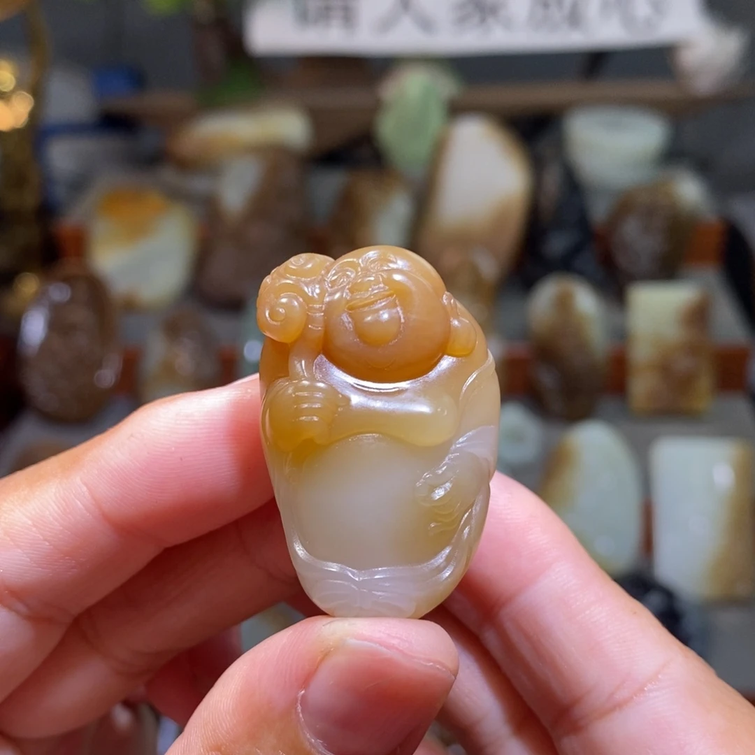 颈饰未镶嵌和田玉（糖玉）开心佛