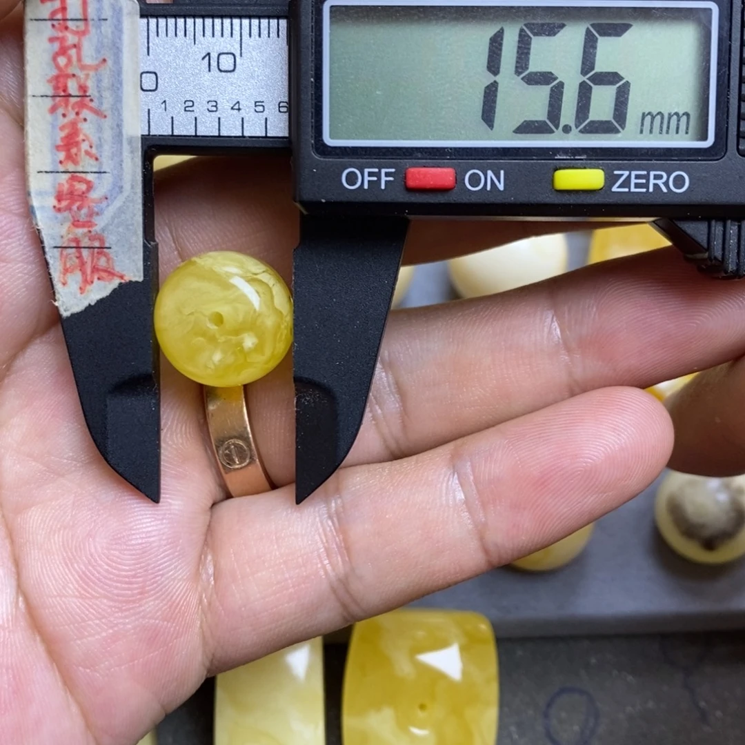 蜜蜡未镶嵌裸石15.6x12.8瑕疵墩子
