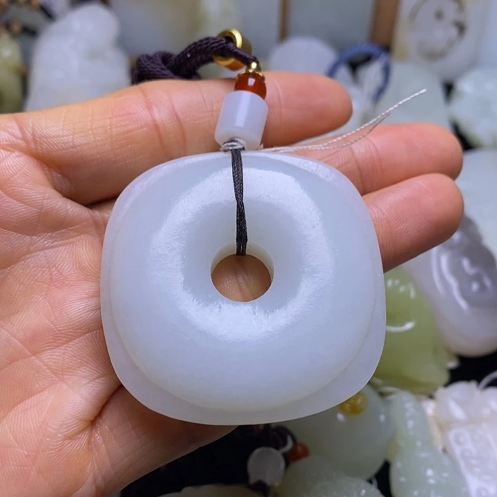 和田玉未镶嵌把件