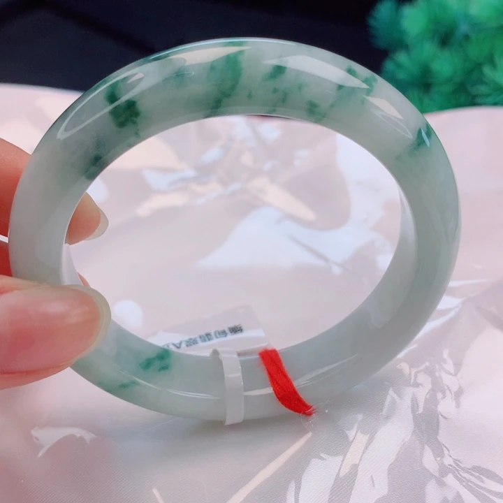 陈***姐翡翠未镶嵌手镯55圈