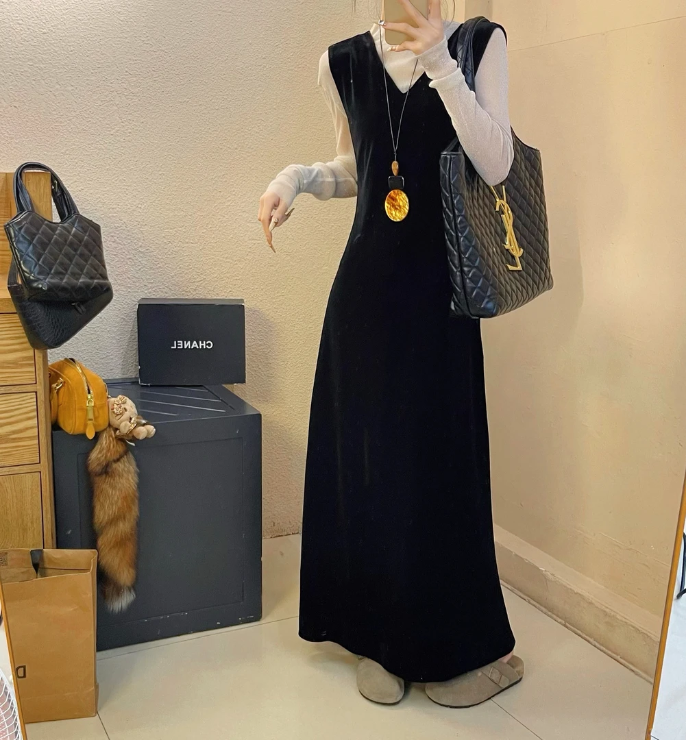 法式复古高级感V领无袖丝绒长裙女秋季新款显瘦百搭气质休闲