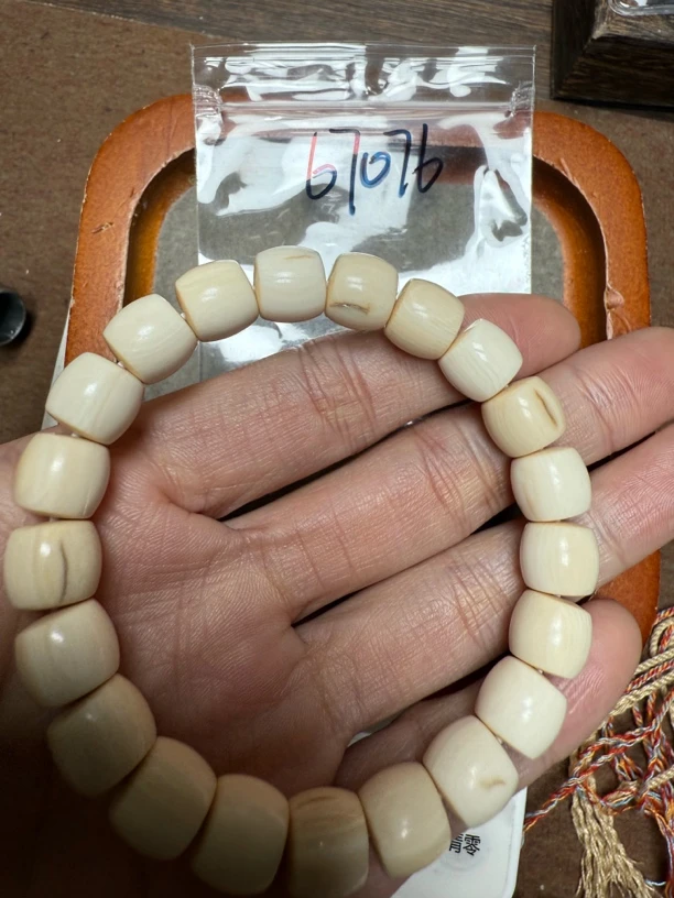 67076猛犸牙直切手串瑕疵