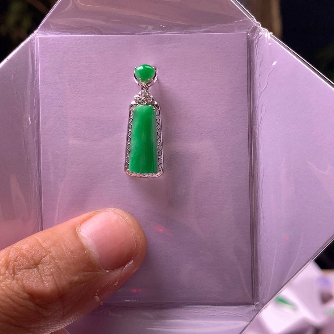 翡翠18K金镶嵌颈饰无事牌