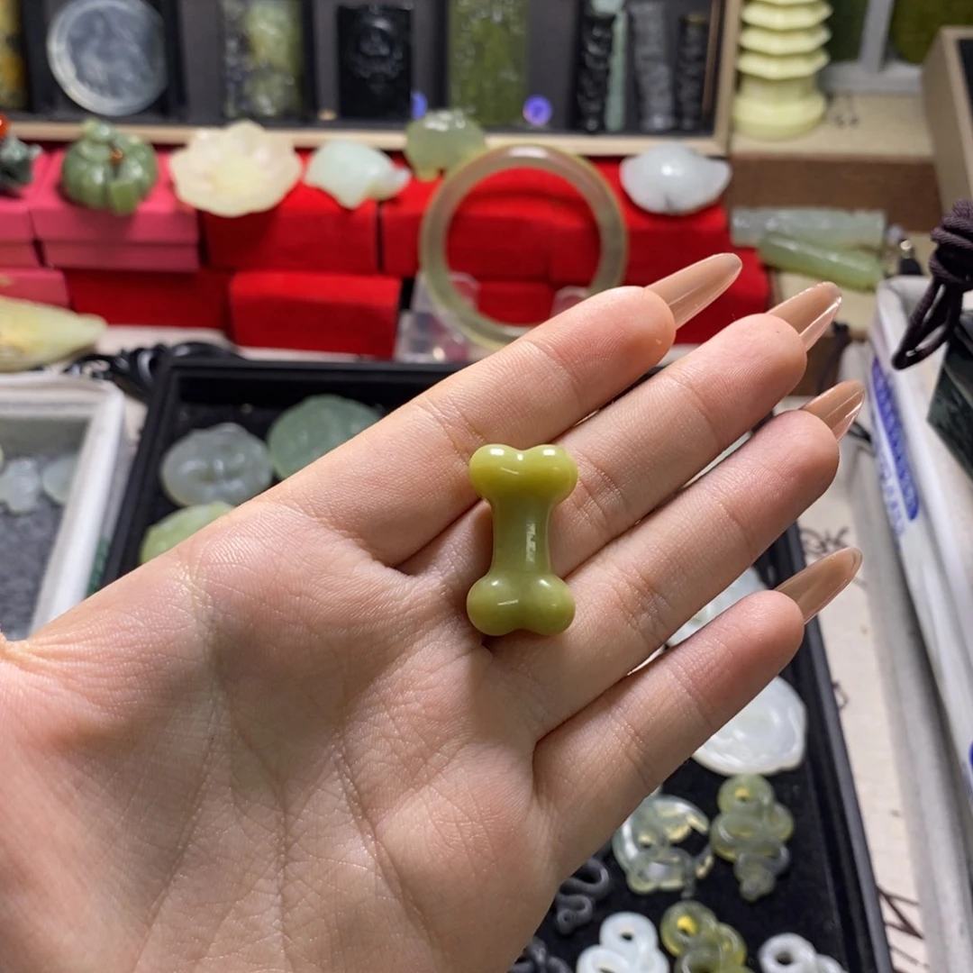 蛇纹石玉未镶嵌颈饰小骨头