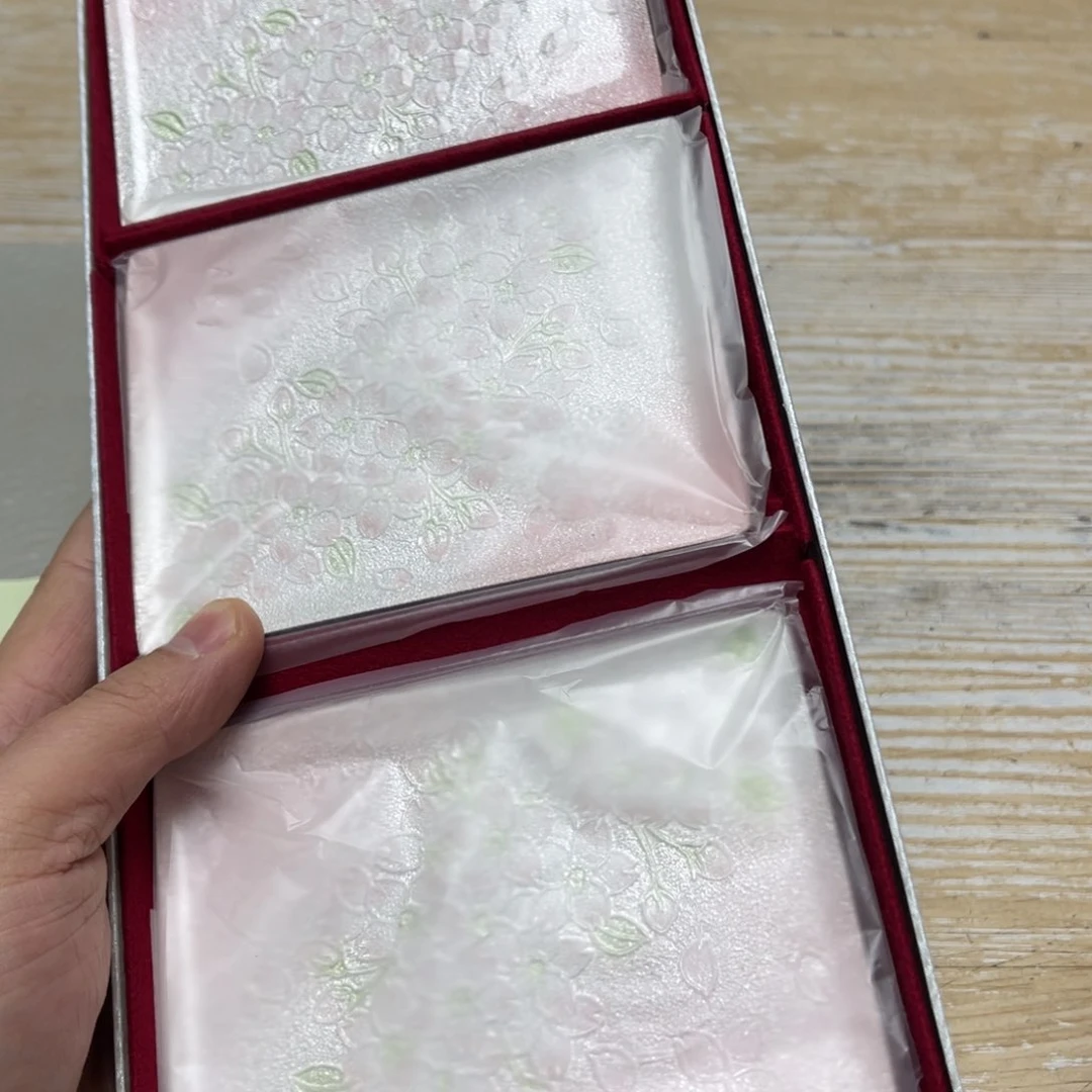 瓷片密密麻麻地排列着一个