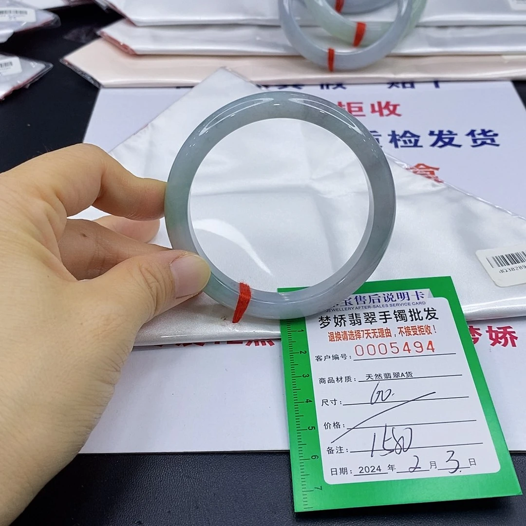 翡翠手镯未镶嵌翡翠手镯