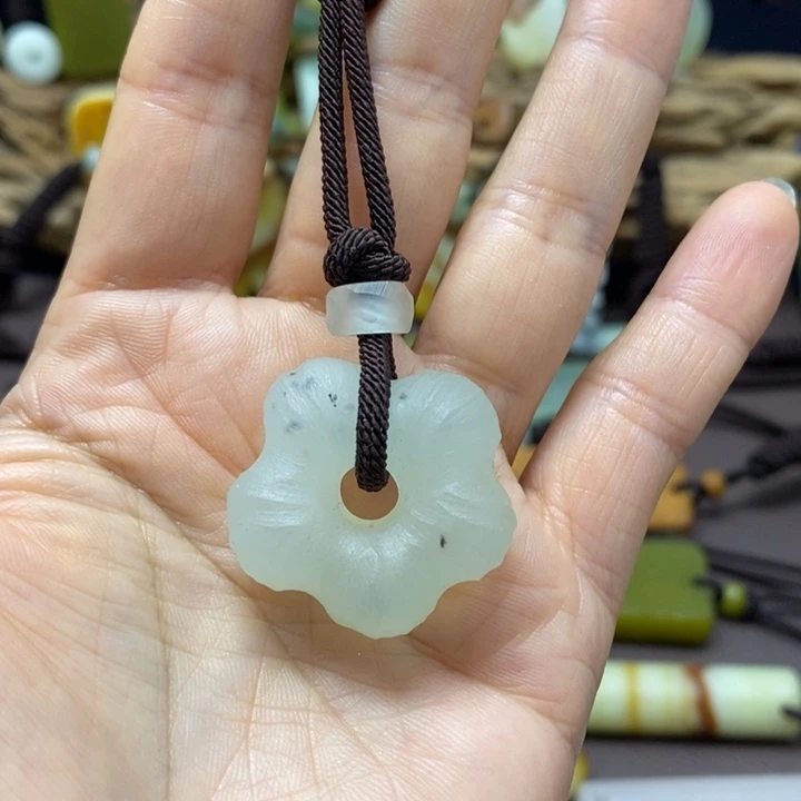 以***果蛇纹石玉未镶嵌挂件