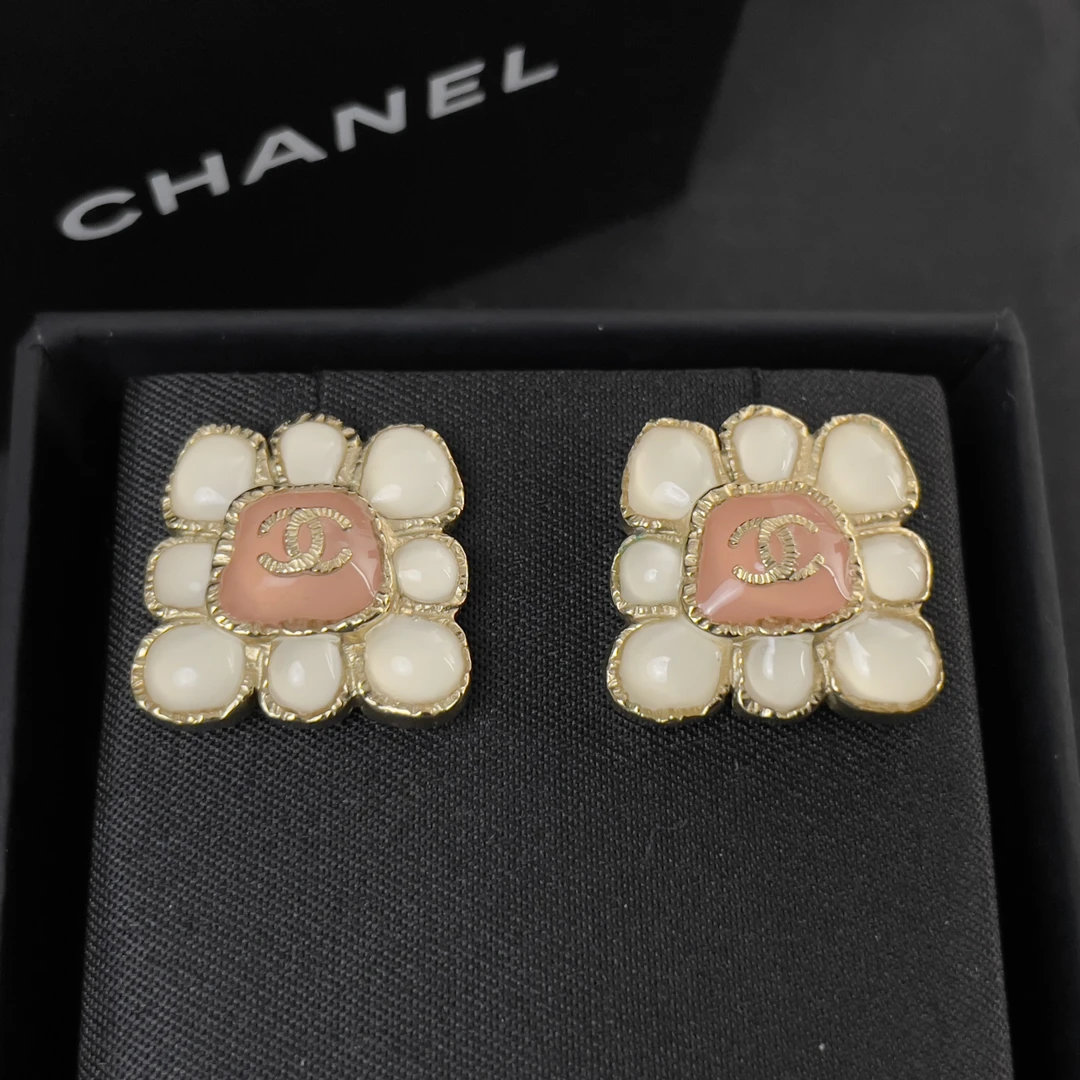 99新 Chanel/香奈儿 粉白琉璃花瓣方糖耳钉 /首饰