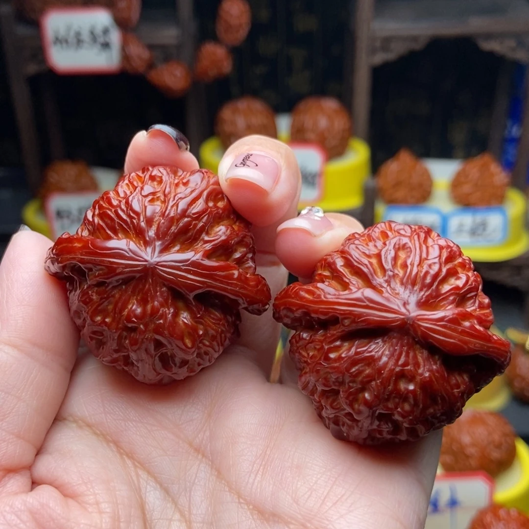 文玩核桃吊坠43白狮子