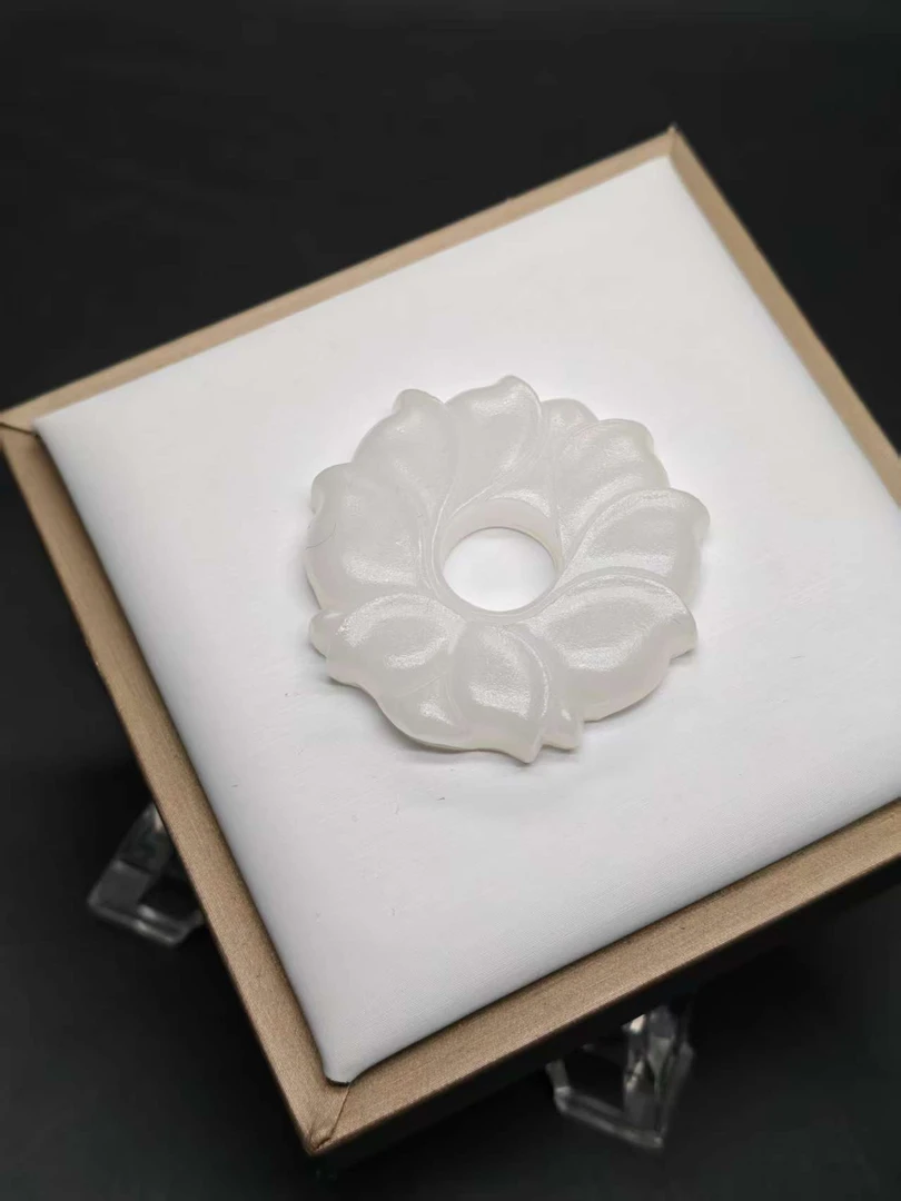 天然白糯花瓣吊坠一枚