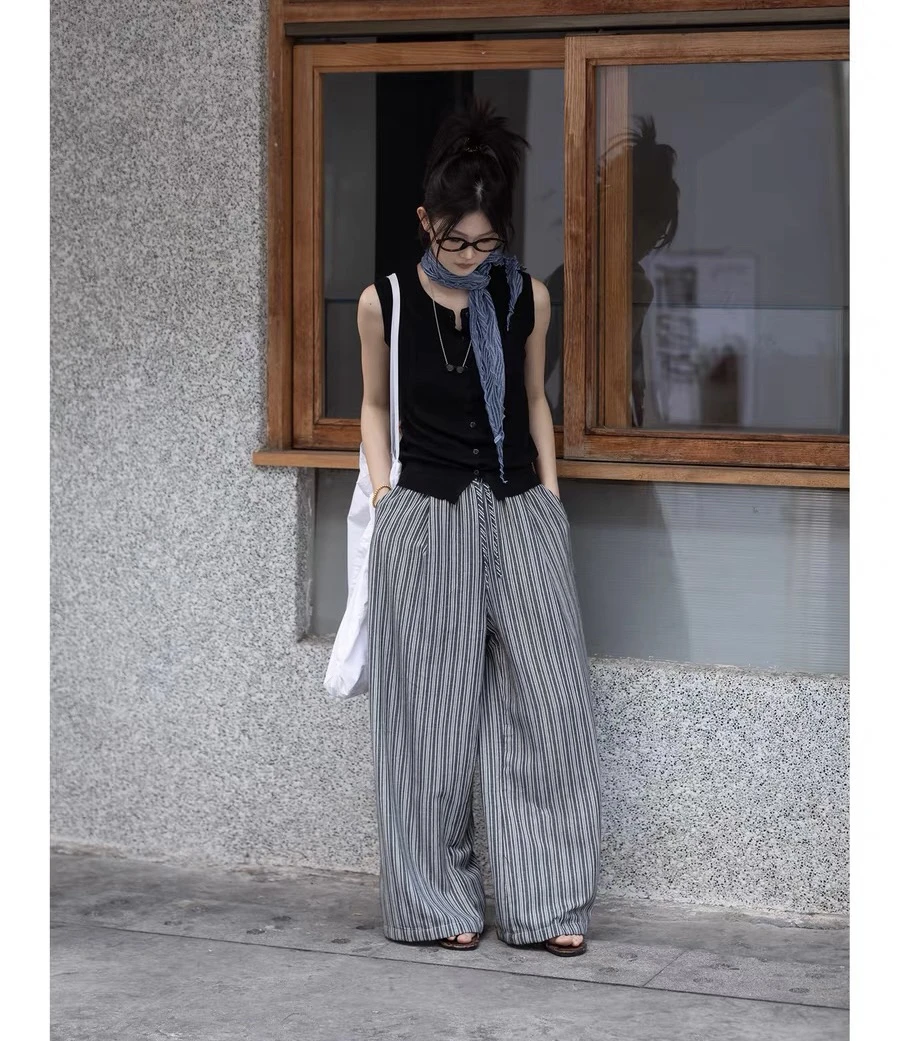 【刘噗噗】极具格调～慵懒深灰条纹阔腿裤