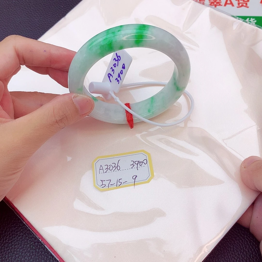 翡翠手镯未镶嵌我