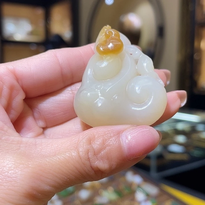 和田玉未镶嵌颈饰如意