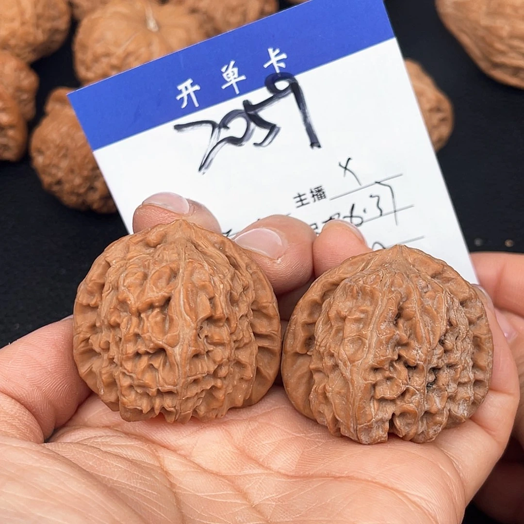 文玩核桃吊坠三角白38尺。  2059