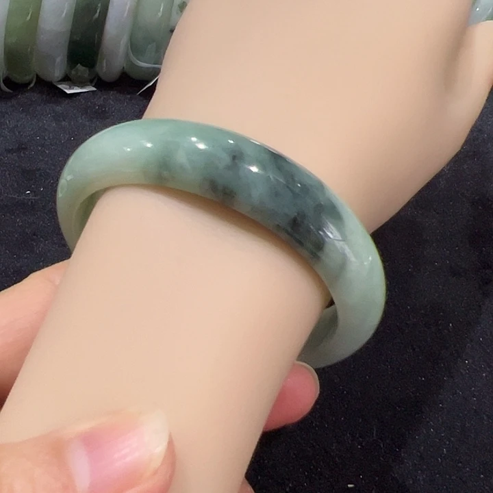 翡翠未镶嵌手镯编号18808圈口57.3