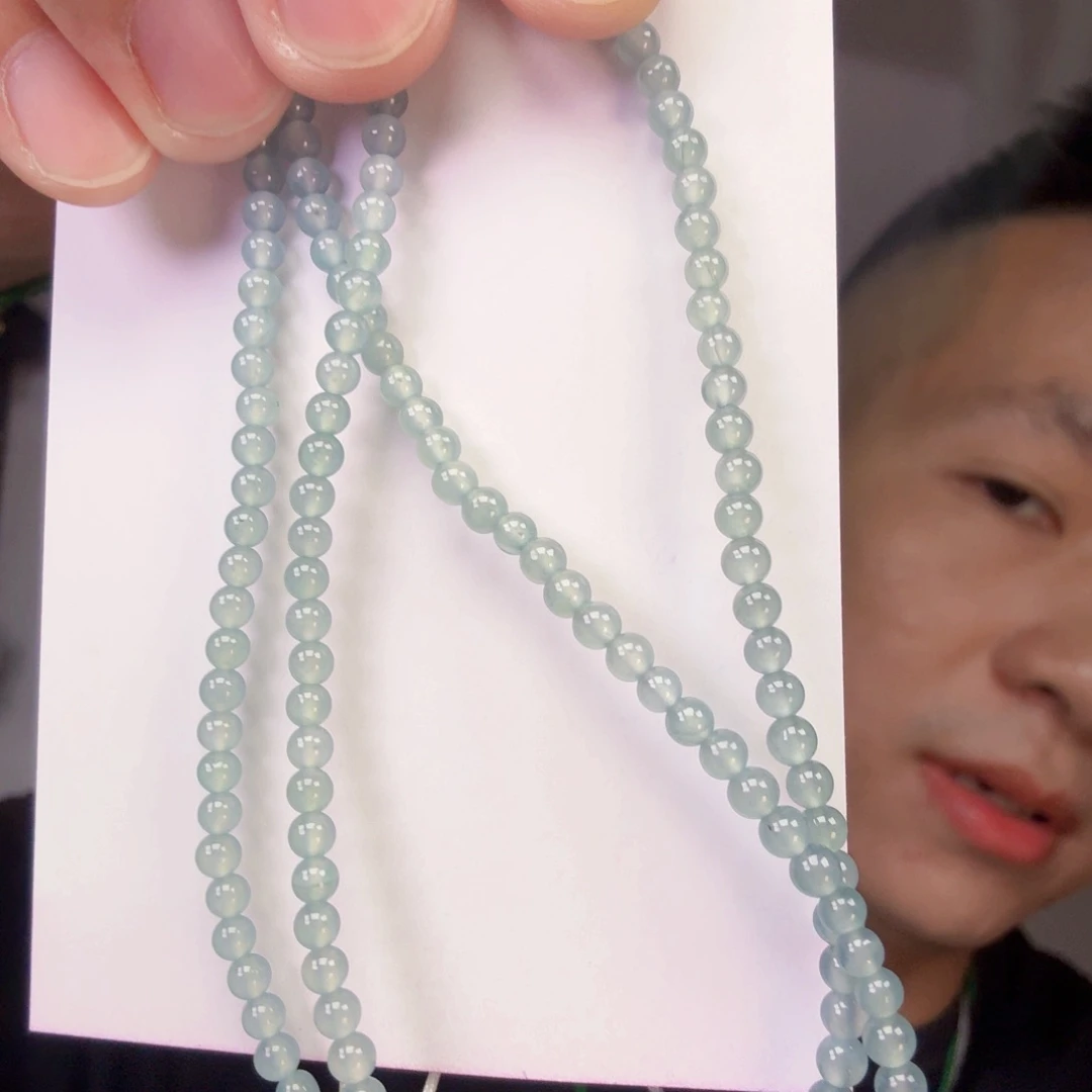 翡翠未镶嵌颈饰一件