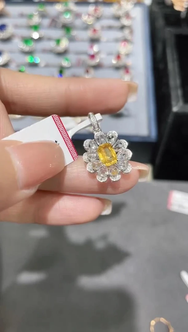 18K金镶嵌彩色蓝宝石吊坠（黄色蓝宝石）
