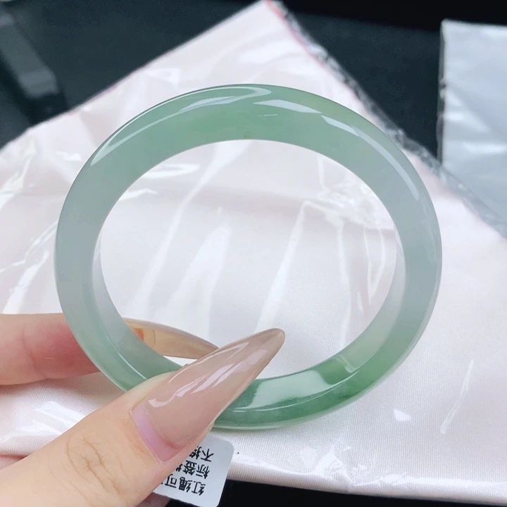 咪***猫未镶嵌手镯翡翠60圈口