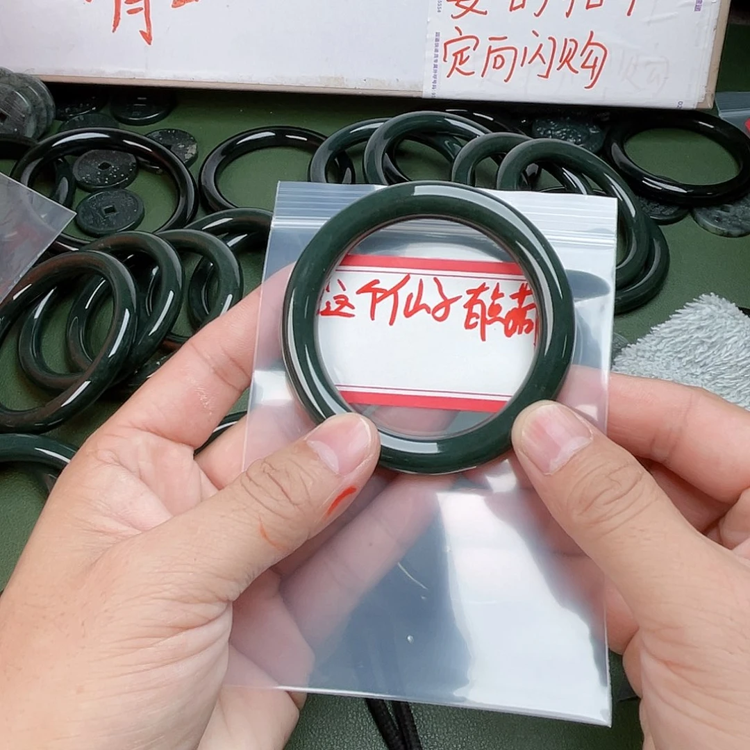 这***萌和田玉未镶嵌手镯