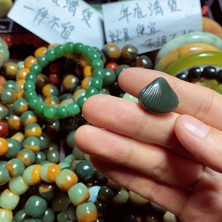 岫岩河磨玉（透闪石质玉）颈饰未镶嵌