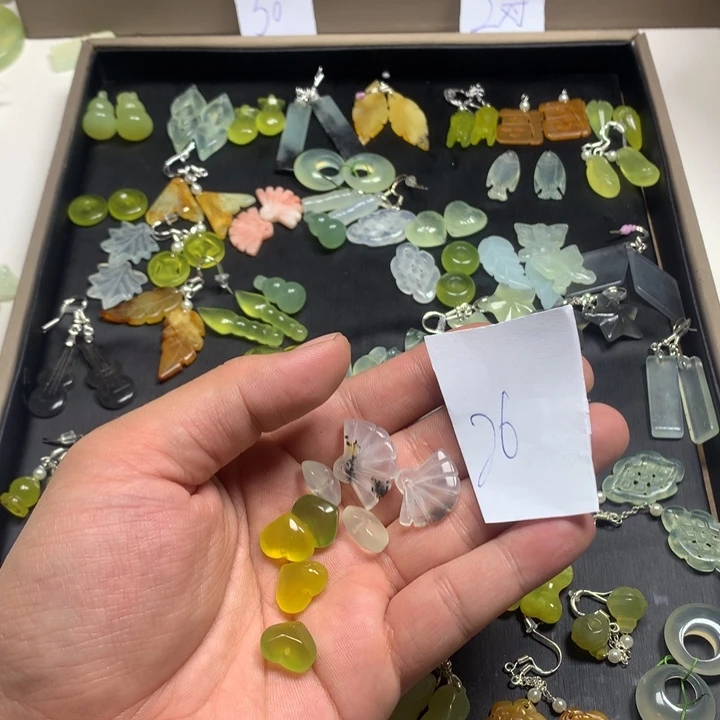 蛇纹石玉耳钉足银镀金镶嵌花*。