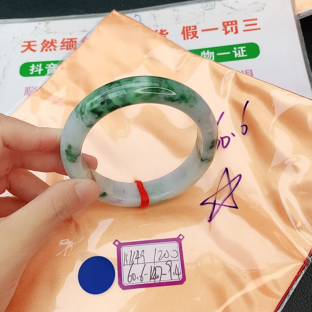 翡翠手镯未镶嵌翡翠