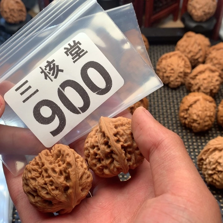 文玩核桃吊坠龙纹