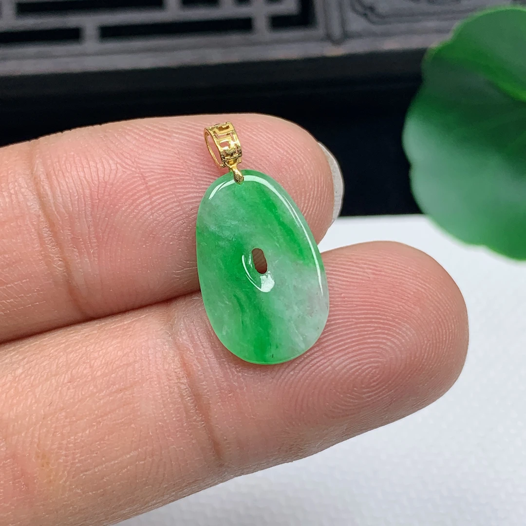 天然翡翠A货18K金扣精美飘阳绿方糖小吊坠尺寸16.8*10.8*1.6mm