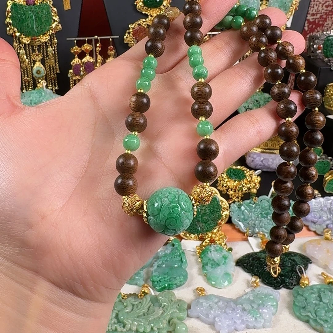 翡翠未镶嵌颈饰炸价