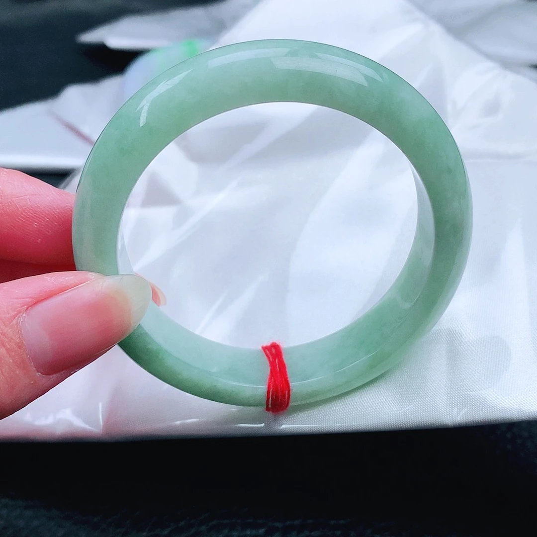 芳***许翡翠未镶嵌手镯。。