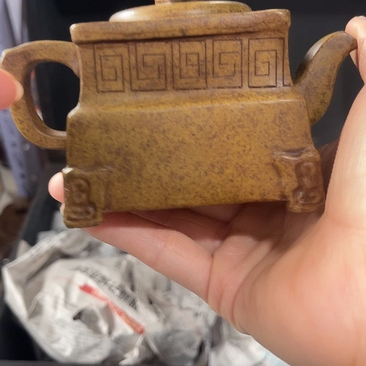 茶壶紫砂原矿泥料手工制作的一把紫砂壶。