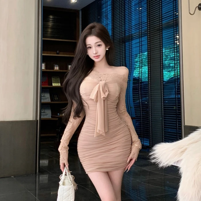 一字肩纯欲绑带长袖连衣裙女春季蕾丝拼接收腰短裙显身材包臀裙子