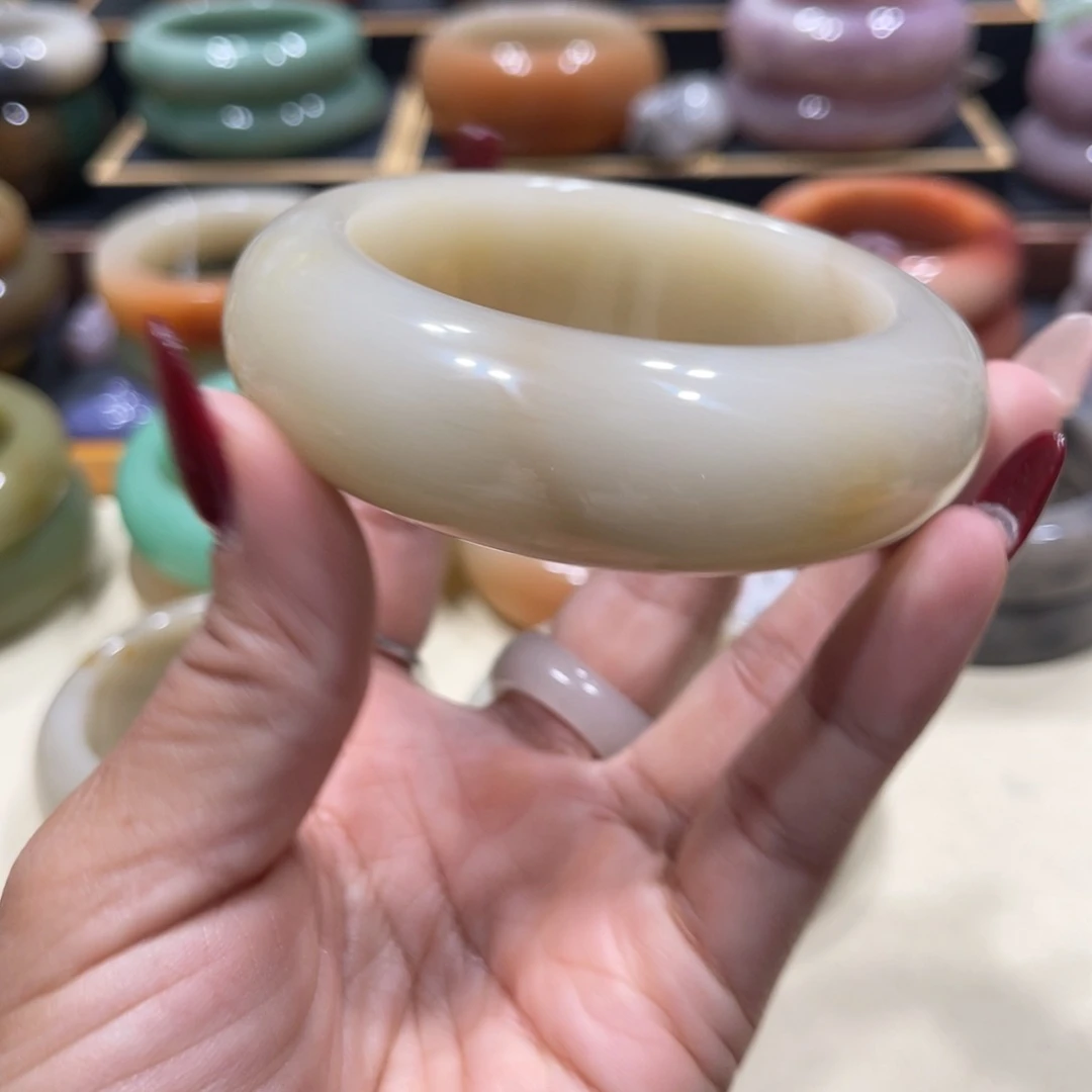 未镶嵌手镯石英岩玉