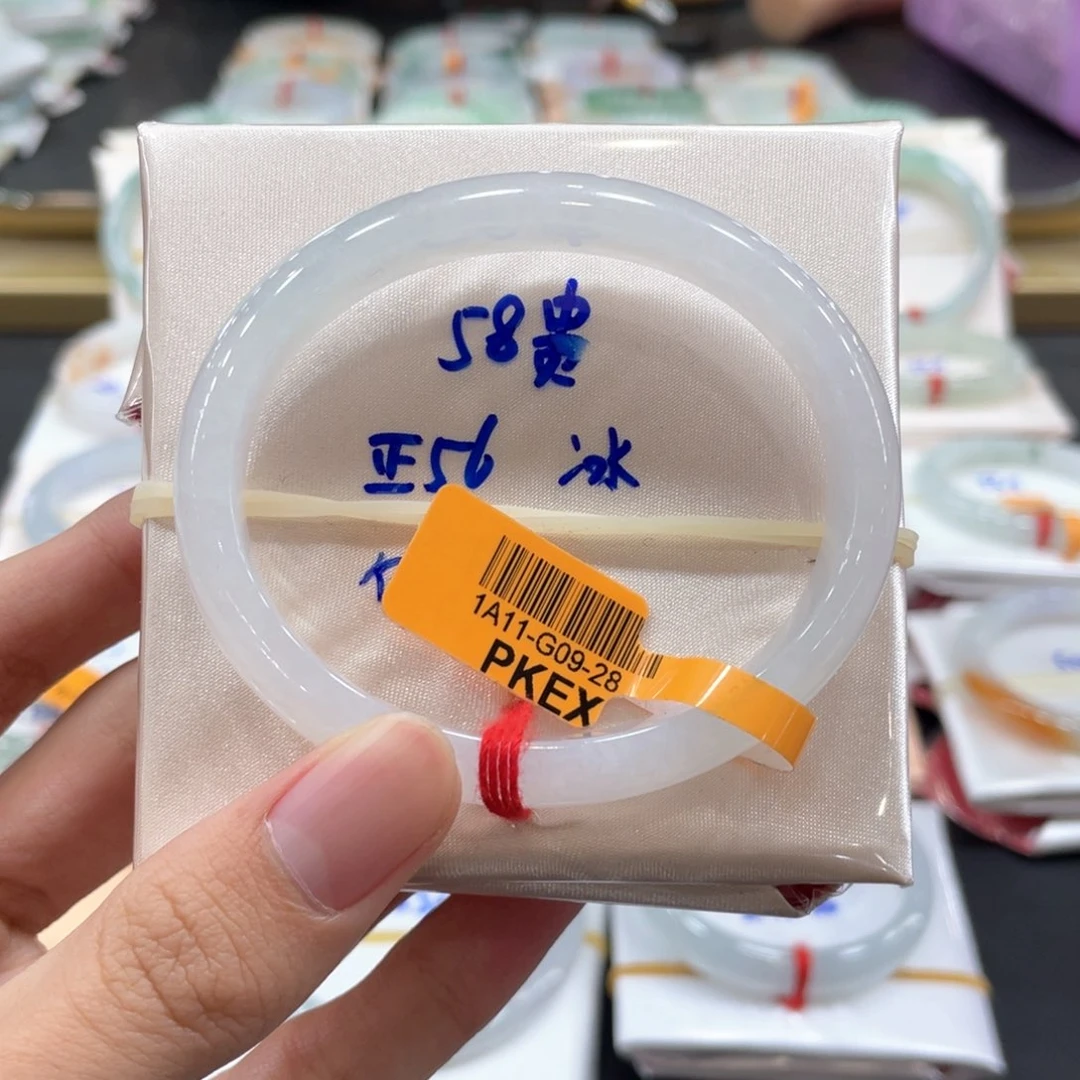 翡翠手镯未镶嵌翡翠手镯