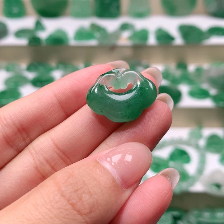 颈饰未镶嵌石英质玉