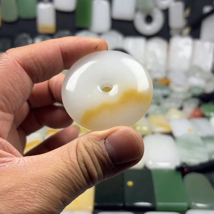 石英质玉（金丝玉）未镶嵌颈饰