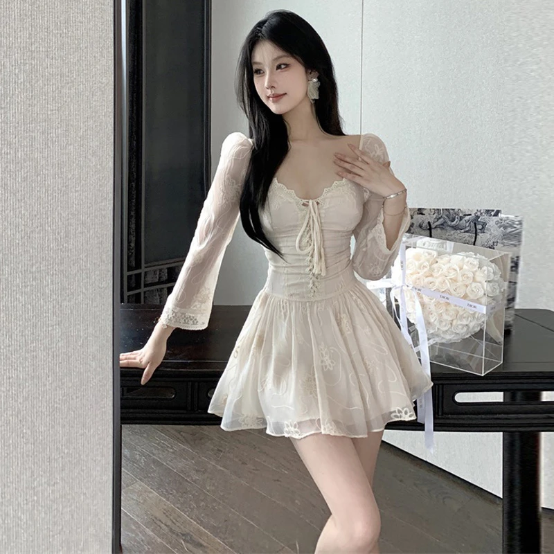 法式气质今年流行漂亮连衣裙高级感超好看收腰显瘦蕾丝短裙子秋季