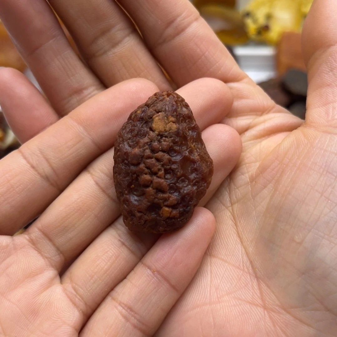 金***门定制琥珀未镶嵌蜜蜡定制原石打孔