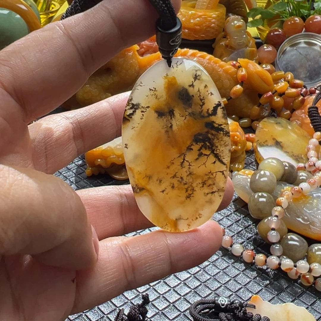 石英质玉未镶嵌颈饰