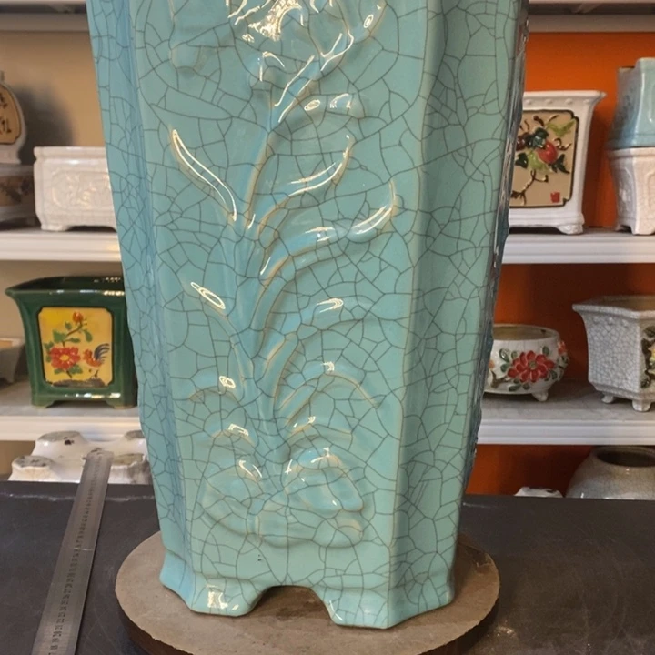 红陶8**蔡花盆里的小猫咪