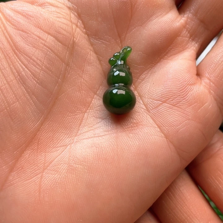 颈饰未镶嵌和田玉（碧玉）