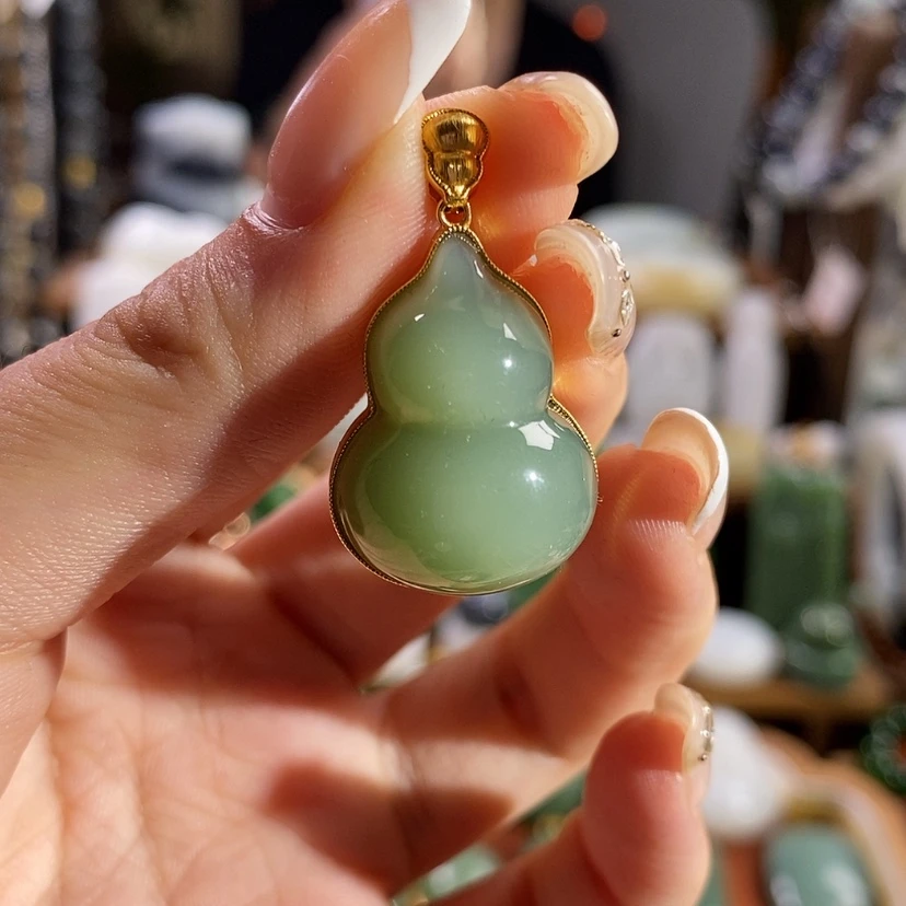 【闪购商品】吊坠(赠链)18K金镶嵌和田玉