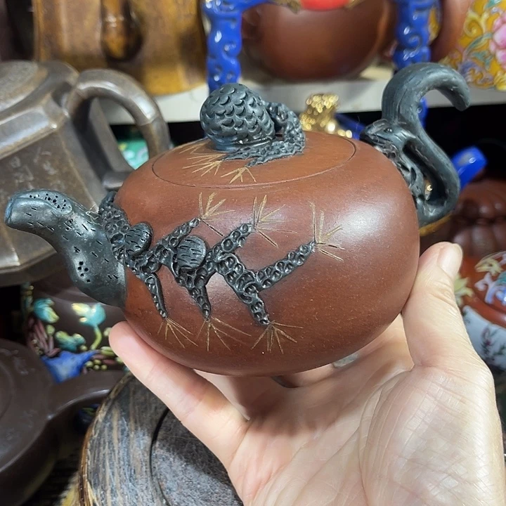 茶壶紫泥原矿泥料手工制作的一把紫砂壶。