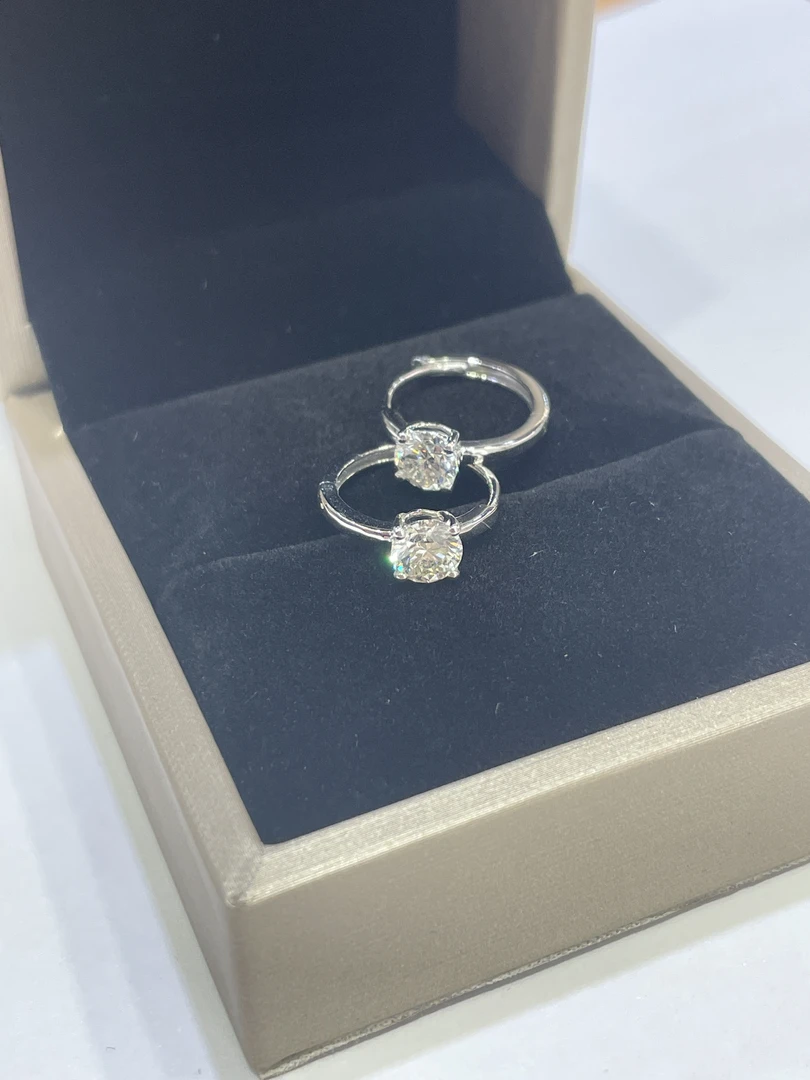 18K金镶嵌钻石耳饰 一对约1ct