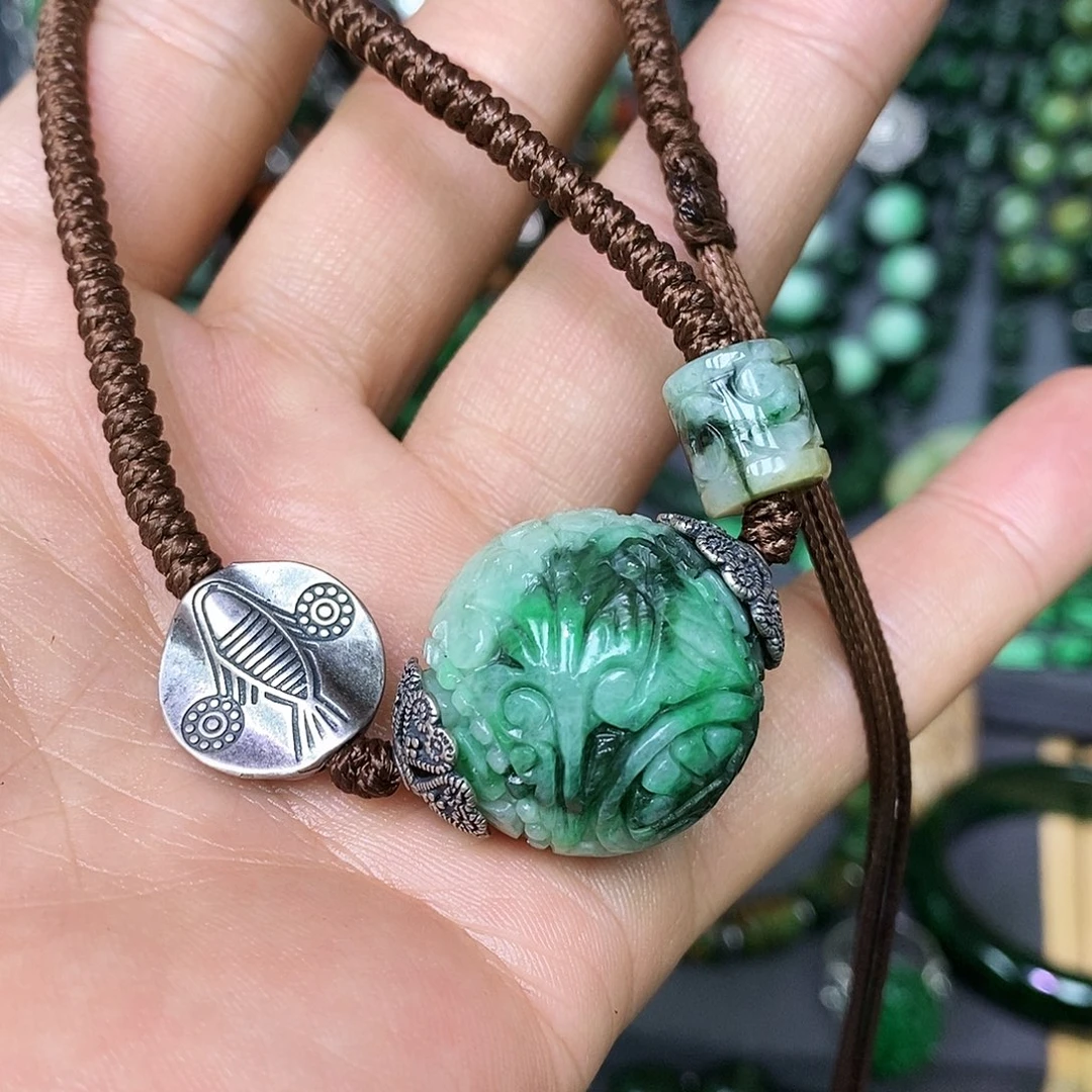 颈饰未镶嵌翡翠漂亮美眉