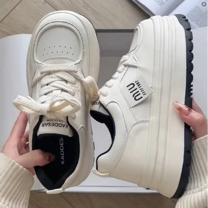 小众板鞋女款春季松糕圆头小白鞋厚底运动鞋皮面面包鞋休闲鞋百搭