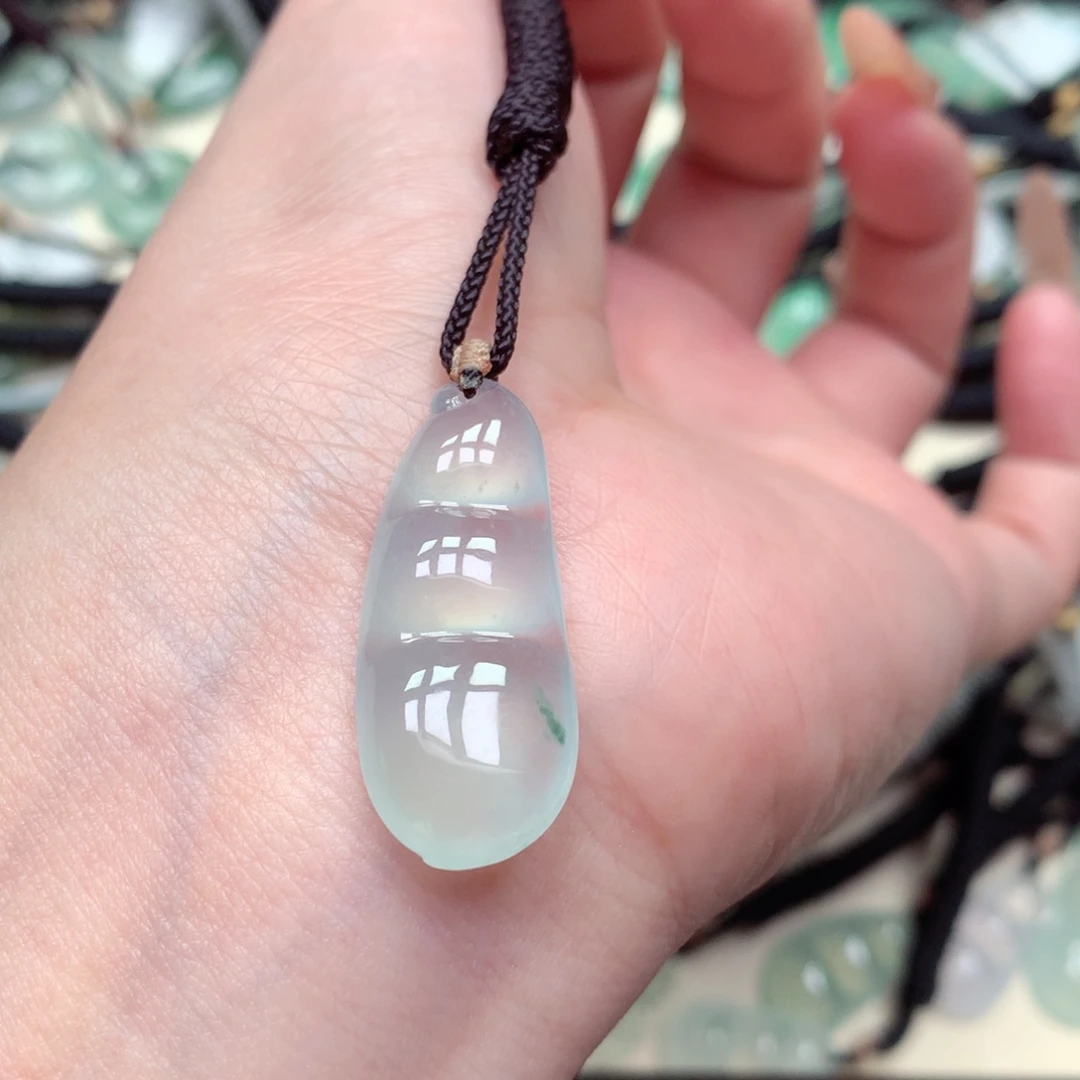 翡翠未镶嵌颈饰豆子