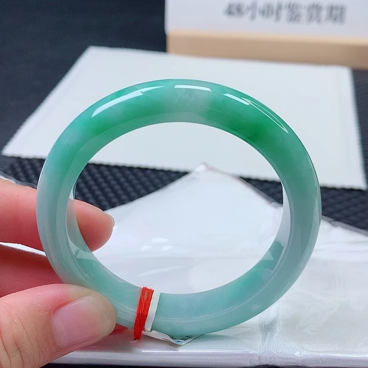 翡翠手镯未镶嵌不**沁56圈口飘绿手镯