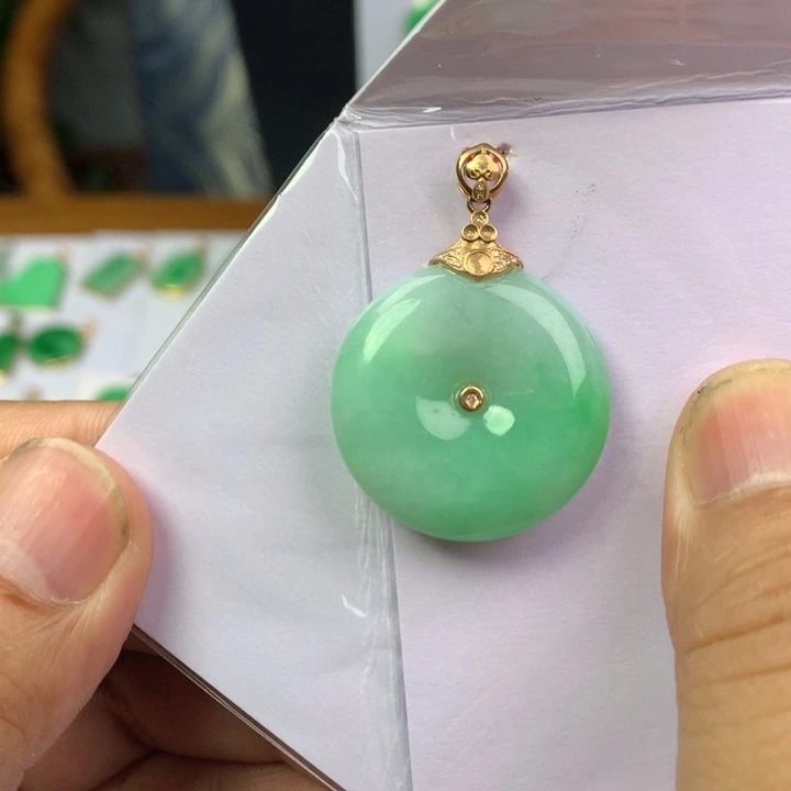 翡翠18K金镶嵌颈饰